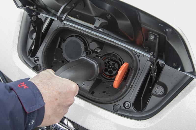 Wil je een laadpaal bij je appartement, dan zijn er extra stappen om te nemen.